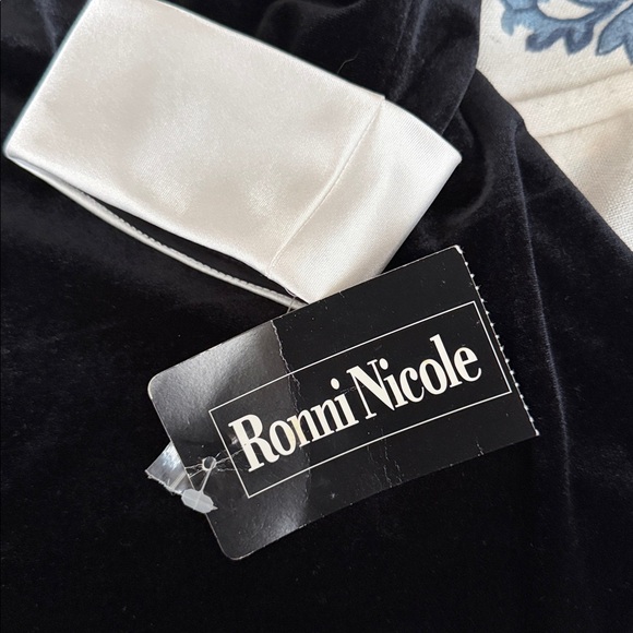Ronni Nicole Black stretchy velvet Dress new with Contrasting White satin Collar - Picture 10 of 14